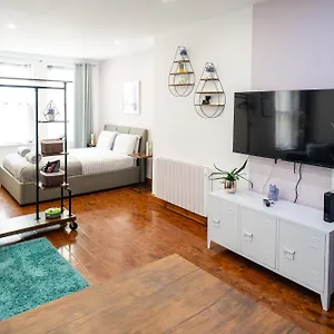 Reef7 - Modern Flat, 5 Mins From Beach, Centre And International Centre Bournemouth